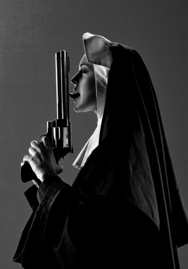 Женская футболка 3D Nun c пистолетом